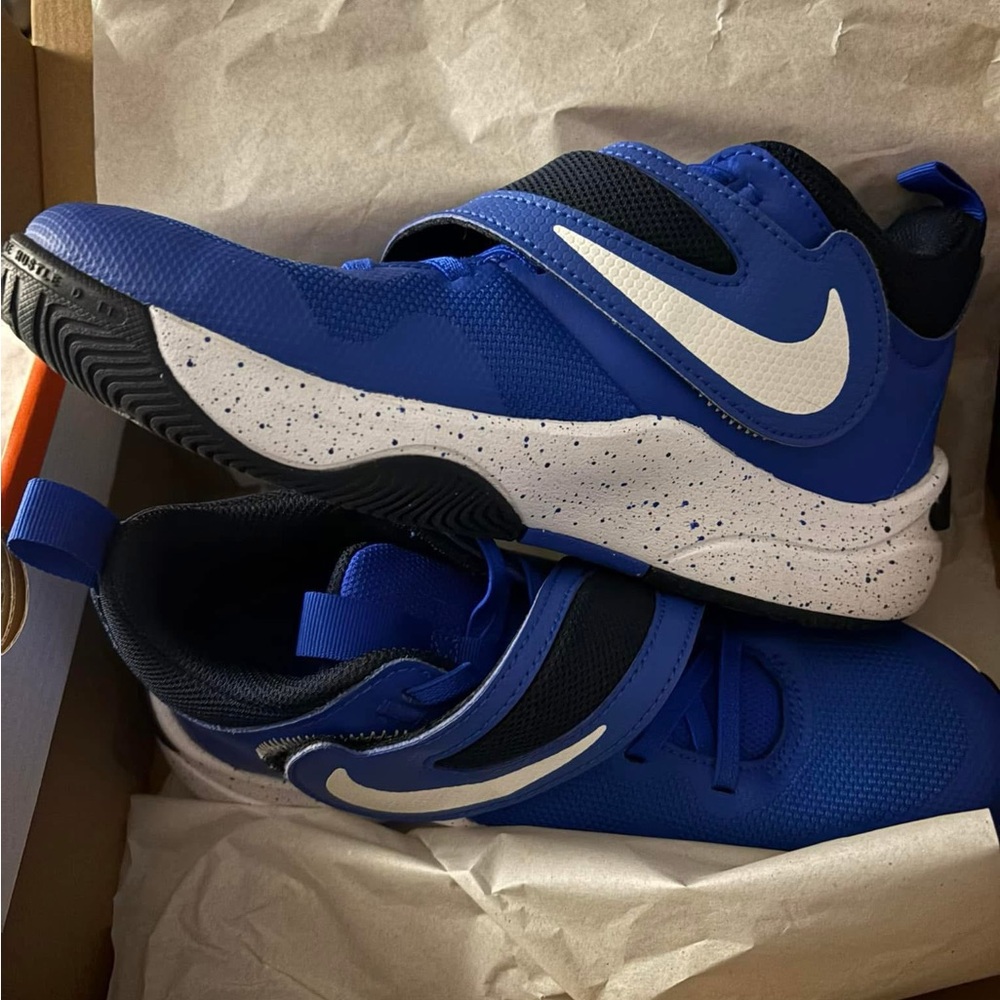 Boy’s Nike Size 5 youth blue Basketball shoes. New in Box